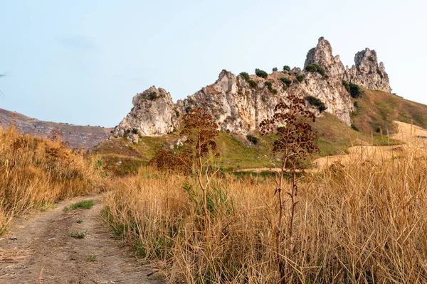 A área de pietra perciata - rocha com buracos - perto da área de mineração em Riesi — Fotografia de Stock