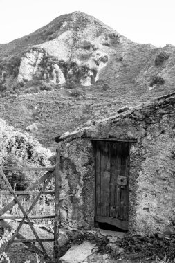 Catafurco şelalesi yakınlarındaki Nebrodi parkında tipik Sicilya manzarası.