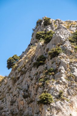 Sicilya 'daki Nebrodi Parkı' ndaki Alcara Li Fusi kasabası yakınlarındaki Rocca del Crasto manzarası.