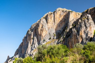 Sicilya 'daki Nebrodi Parkı' ndaki Alcara Li Fusi kasabası yakınlarındaki Rocca del Crasto manzarası.