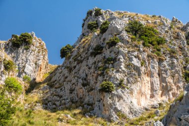 Sicilya 'daki Nebrodi Parkı' ndaki Alcara Li Fusi kasabası yakınlarındaki Rocca del Crasto manzarası.