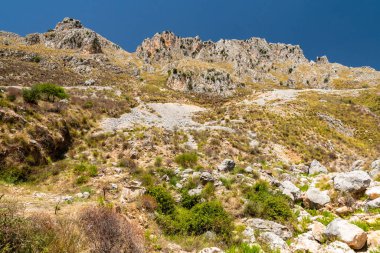 Sicilya 'daki Nebrodi Parkı' ndaki Alcara Li Fusi kasabası yakınlarındaki Rocca del Crasto manzarası.