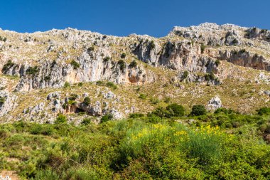 Sicilya 'daki Nebrodi Parkı' ndaki Alcara Li Fusi kasabası yakınlarındaki Rocca del Crasto manzarası.