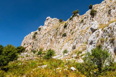 Sicilya 'daki Nebrodi Parkı' ndaki Alcara Li Fusi kasabası yakınlarındaki Rocca del Crasto manzarası.