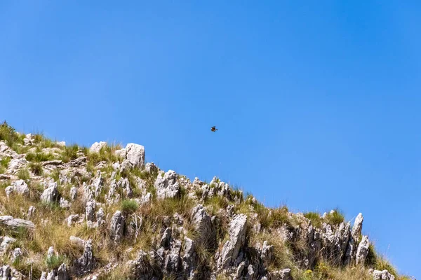 Utsikt över Rocca del Crasto nära Alcara Li Fusi stad i Nebrodi Park, Sicilien — Stockfoto