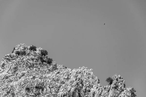 Utsikt över Rocca del Crasto nära Alcara Li Fusi stad i Nebrodi Park, Sicilien — Stockfoto