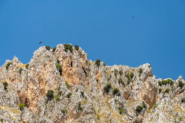 Utsikt över Rocca del Crasto nära Alcara Li Fusi stad i Nebrodi Park, Sicilien — Stockfoto