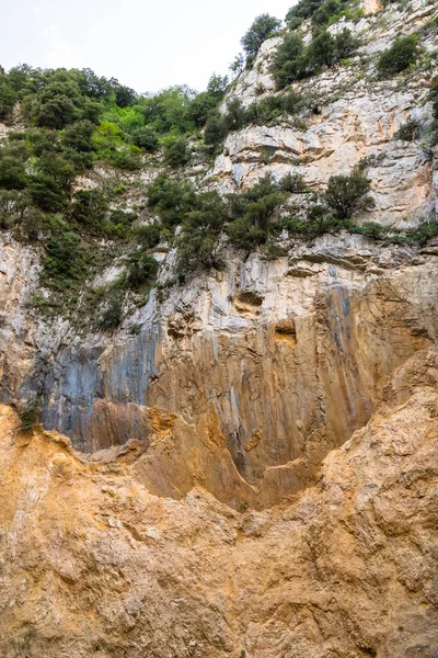 Типовий рельєф сицилійського парку Неброді поблизу водоспадів Катафурко. — стокове фото