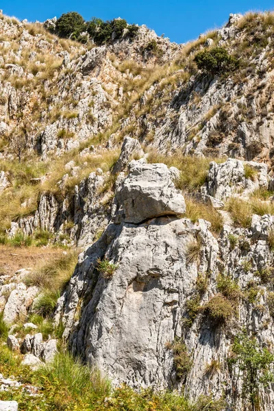 Utsikt över Rocca del Crasto nära Alcara Li Fusi stad i Nebrodi Park, Sicilien — Stockfoto