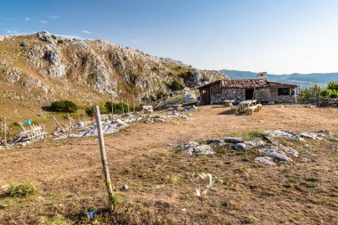 Sicilya 'daki Nebrodi Parkı' ndaki Alcara Li Fusi kasabası yakınlarındaki Rocca del Crasto manzarası.
