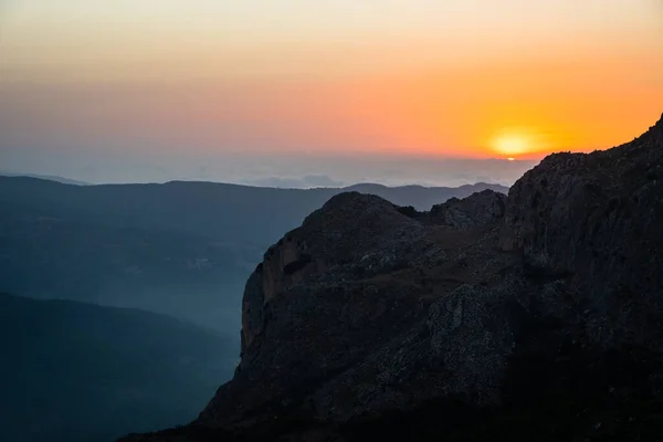 Puesta de sol desde Rocca del Crasto cerca de Alcara Li Fusi en el Parque Nebrodi, Sicilia — Foto de Stock