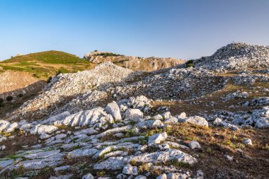Sicilya 'daki Nebrodi Parkı' ndaki Alcara Li Fusi kasabası yakınlarındaki Rocca del Crasto manzarası.
