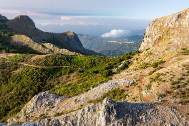 Sicilya 'daki Nebrodi Parkı' ndaki Alcara Li Fusi kasabası yakınlarındaki Rocca del Crasto manzarası.