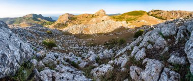 Sicilya 'daki Nebrodi Parkı' ndaki Alcara Li Fusi kasabası yakınlarındaki Rocca del Crasto manzarası.