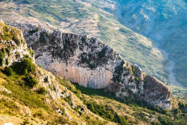 Sicilya 'daki Nebrodi Parkı' ndaki Alcara Li Fusi kasabası yakınlarındaki Rocca del Crasto manzarası.
