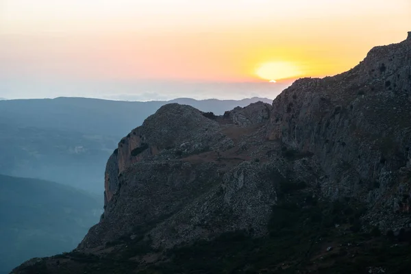 Puesta de sol desde Rocca del Crasto cerca de Alcara Li Fusi en el Parque Nebrodi, Sicilia — Foto de Stock