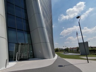 Milano 'da yeni bir yer olan CityLife, Milano' nun Portello bölgesinde bir yerleşim ve ticaret kompleksi. Arata Isozaki, Daniel Libeskind ve Zaha Hadid tarafından tasarlanmıştır..