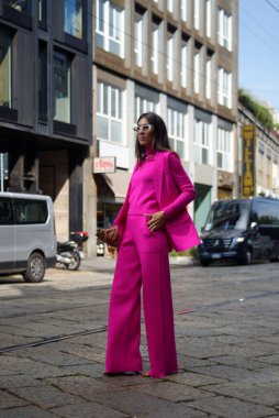 Moda gösterisinden önce, tasarımcı Simona Marziali 'nin defilesine konuklar sokakta fotoğraflandı - Eylül 2020