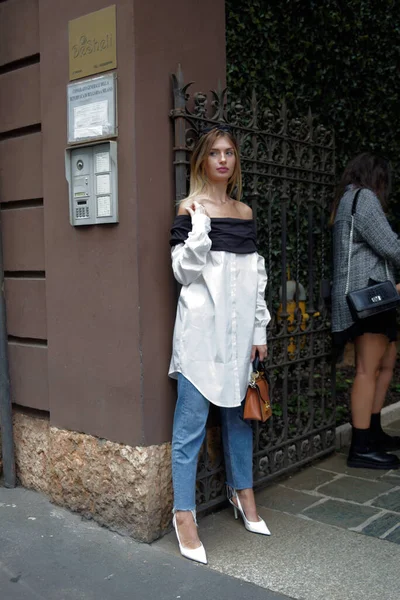 Los Invitados Fotografiados Calle Antes Del Desfile Moda Llegan Desfile — Foto de Stock