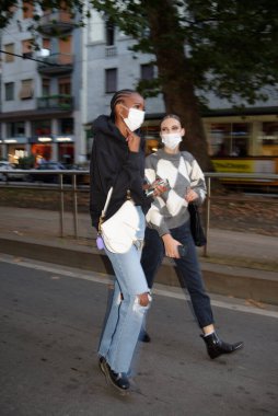 Milano Moda Haftası boyunca Dolce & Gabbana 'da konuk ve mankenler