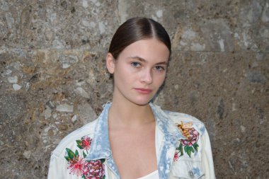 Milano Moda Haftası boyunca Dolce & Gabbana 'da konuk ve mankenler