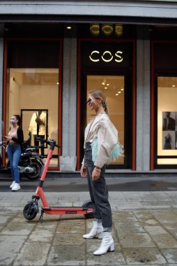 Max Mara defilesinden önce ve sonra, Milano Moda Haftası boyunca gösteriye katılan konuklar,