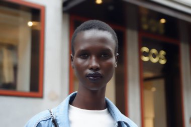 Max Mara defilesinden önce ve sonra, Milano Moda Haftası boyunca gösteriye katılan konuklar,