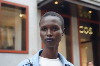 Max Mara defilesinden önce ve sonra, Milano Moda Haftası boyunca gösteriye katılan konuklar,