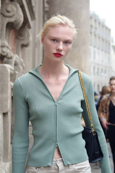 Max Mara defilesinden önce ve sonra, Milano Moda Haftası boyunca gösteriye katılan konuklar,