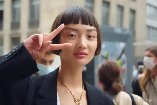 Max Mara defilesinden önce ve sonra, Milano Moda Haftası boyunca gösteriye katılan konuklar,