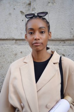 Milan Moda Haftası 'ndaki (Lorenzo Serafini' nin) Felsefe Öncesi ve Sonrası Moda Şovu