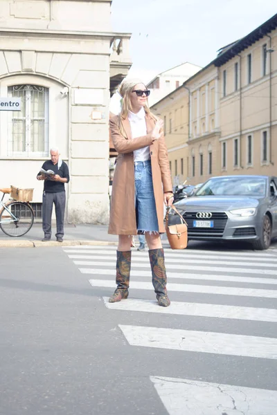 Milan Moda Haftası 'ndaki (Lorenzo Serafini' nin) Felsefe Öncesi ve Sonrası Moda Şovu