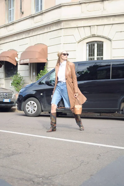 Milan Moda Haftası 'ndaki (Lorenzo Serafini' nin) Felsefe Öncesi ve Sonrası Moda Şovu