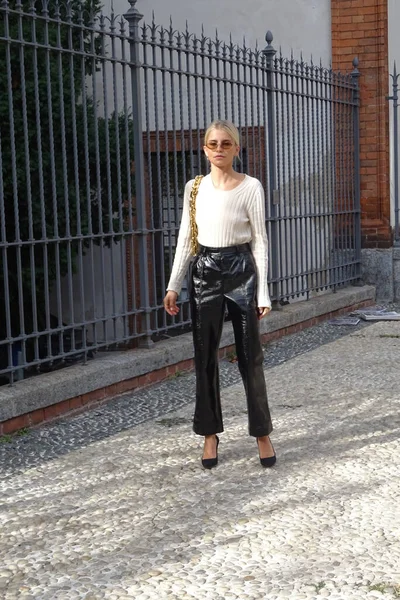 Milan Moda Haftası Ndaki Lorenzo Serafini Nin Felsefe Öncesi Sonrası — Stok fotoğraf