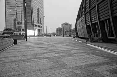 Kilitleme sırasında Milano sokakları ve yeri. Kasım 2020 - Gae Aulenti Meydanı