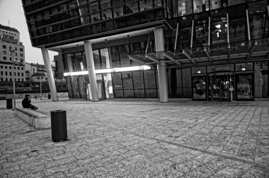 Kilitleme sırasında Milano sokakları ve yeri. Kasım 2020 - Bo Bardi Meydanı