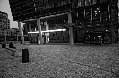 Kilitleme sırasında Milano sokakları ve yeri. Kasım 2020 - Bo Bardi Meydanı