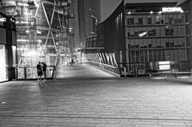 Kilitleme sırasında Milano sokakları ve yeri. Kasım 2020 - Gae Aulenti Meydanı