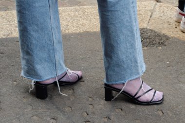 Moda Haftası 'nda tasarımcının gösterisinden önce ve sonra konuklar fotoğraflarını çektiler.