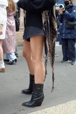 Moda Haftası 'nda tasarımcının gösterisinden önce ve sonra konuklar fotoğraflarını çektiler.