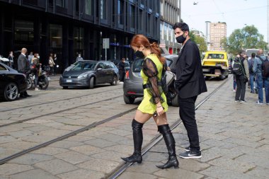 Moda Haftası 'nda tasarımcının gösterisinden önce ve sonra konuklar fotoğraflarını çektiler.