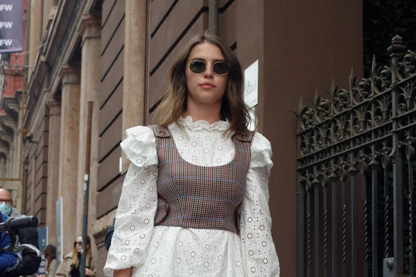 Moda Haftası 'nda tasarımcının gösterisinden önce ve sonra konuklar fotoğraflarını çektiler.