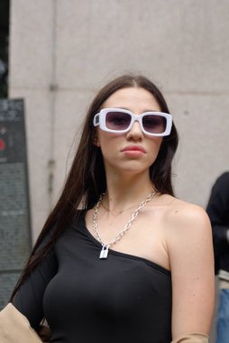 Moda Haftası 'nda tasarımcının gösterisinden önce ve sonra konuklar fotoğraflarını çektiler.