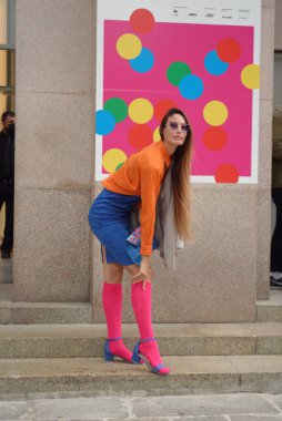 Moda Haftası 'nda tasarımcının gösterisinden önce ve sonra konuklar fotoğraflarını çektiler.