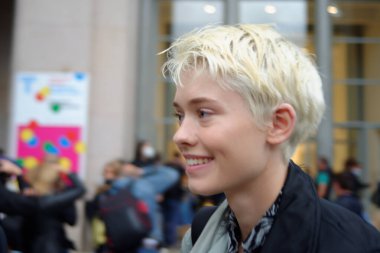 Moda Haftası 'nda tasarımcının gösterisinden önce ve sonra konuklar fotoğraflarını çektiler.