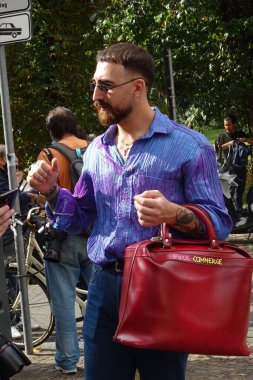 Moda Haftası 'nda tasarımcının gösterisinden önce ve sonra konuklar fotoğraflarını çektiler.