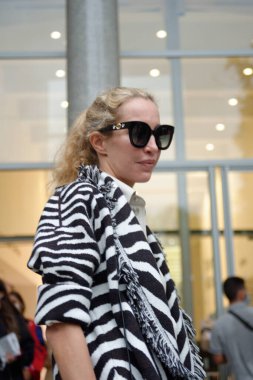 Moda Haftası 'nda tasarımcının gösterisinden önce ve sonra konuklar fotoğraflarını çektiler.
