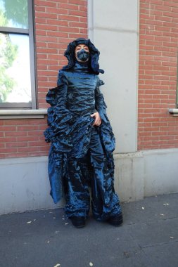 Moda Haftası 'nda tasarımcının gösterisinden önce ve sonra konuklar fotoğraflarını çektiler.