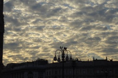 23 Kasım 2020 'de Milano' da muhteşem bir gün batımı