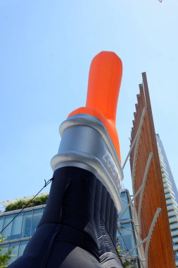 Son Eşcinsel Gururu vesilesiyle Milano meydanındaki tesislerin bazı fotoğrafları. Bu fotoğraflarda Gae Aulenti Meydanı 'ndayız.